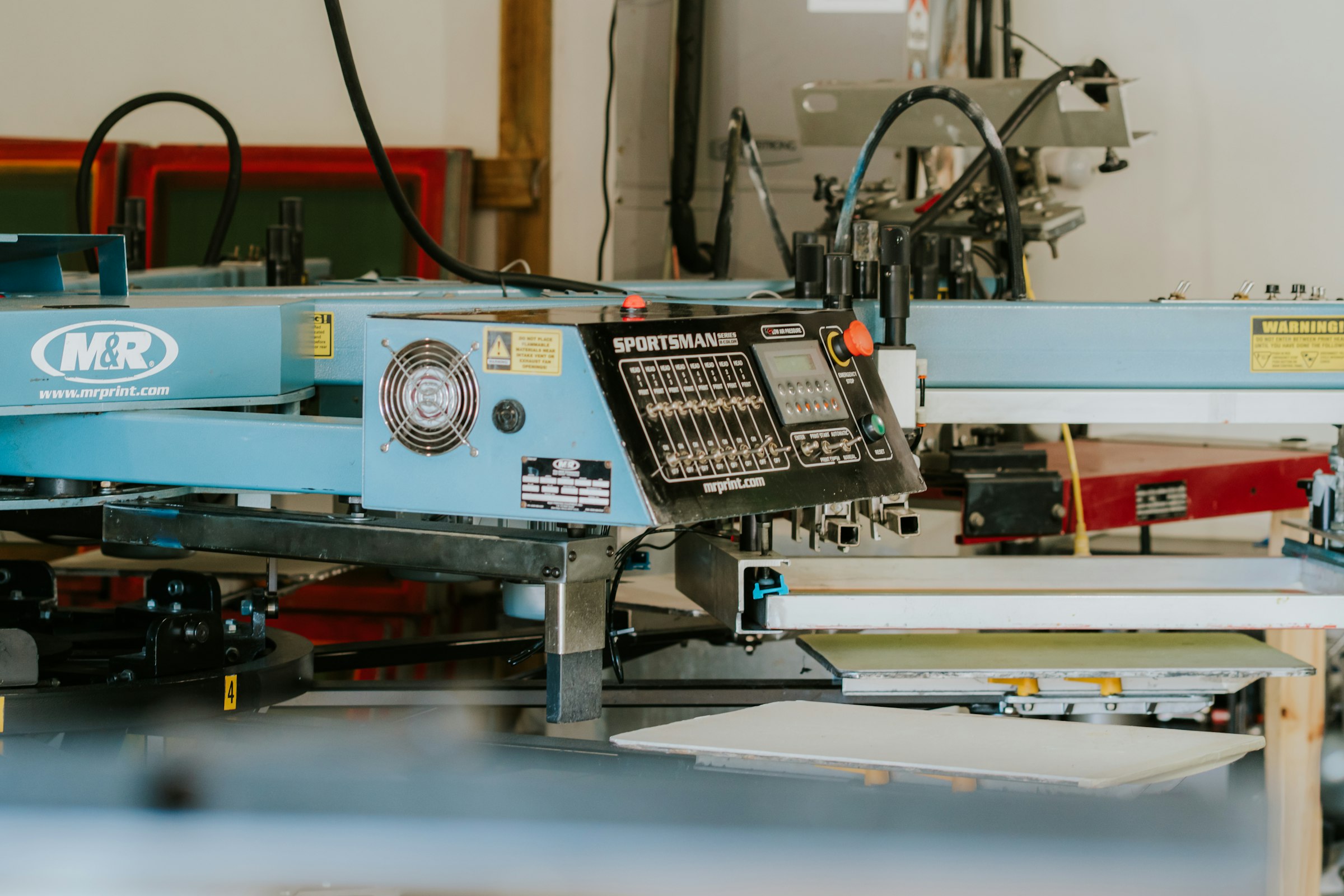 Automatic screen printing press